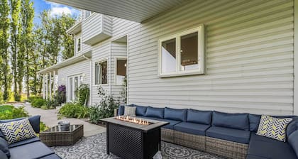 Spacious 6BR Haven - Game Room - Hot Tub Sleep 28+