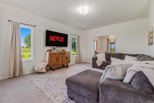 Spacious 6BR Haven - Game Room - Hot Tub Sleep 28+