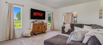 Spacious 6BR Haven - Game Room - Hot Tub Sleep 28+