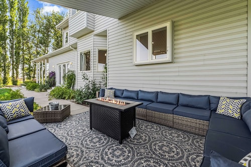 Spacious 6BR Haven - Game Room - Hot Tub Sleep 28+
