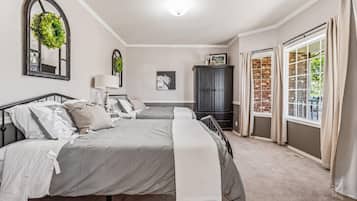 6 bedrooms, desk, iron/ironing board, travel crib