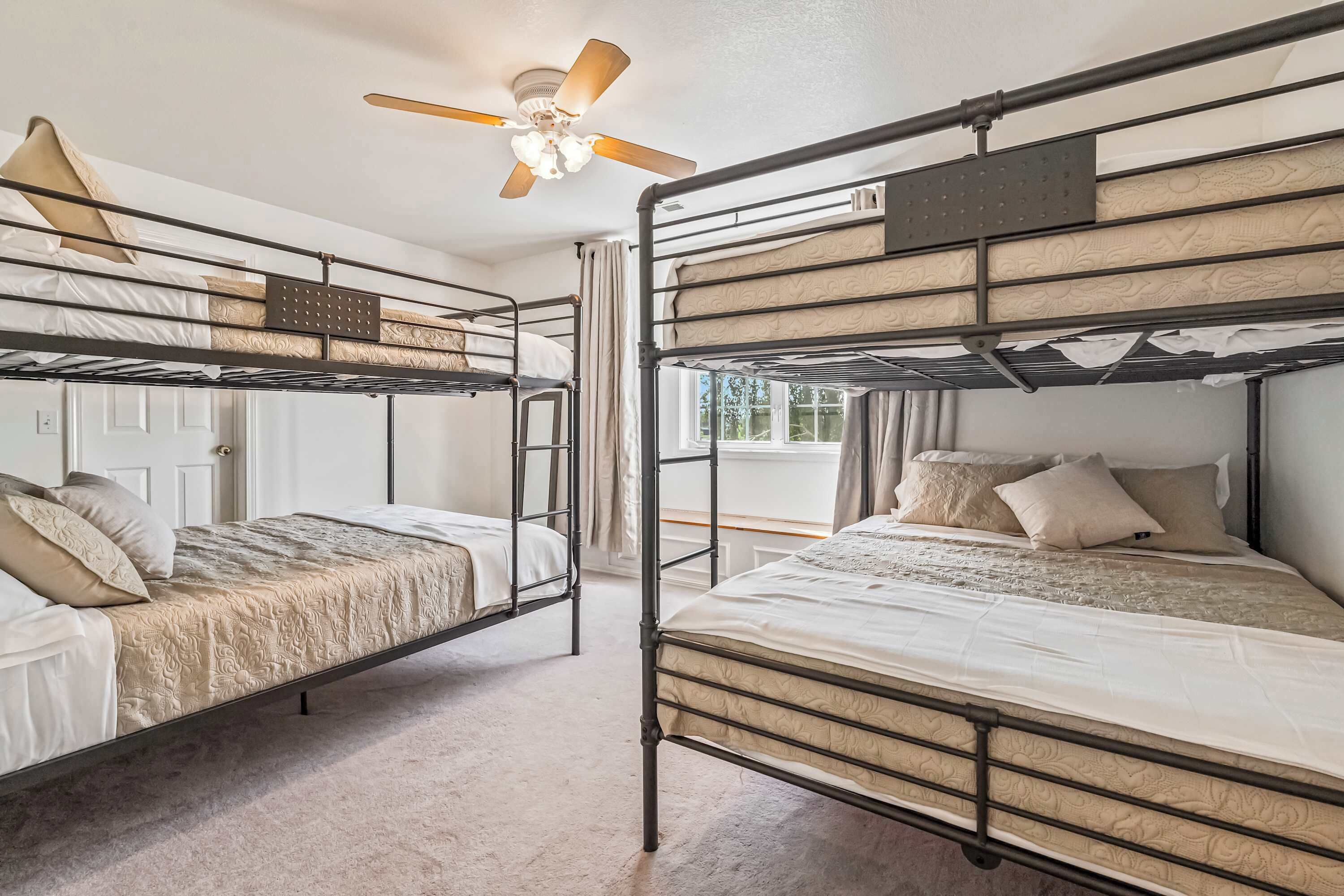 6 bedrooms, desk, iron/ironing board, travel crib