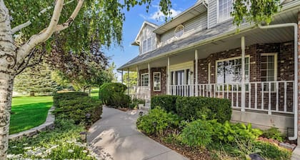 Spacious 6BR Haven - Game Room - Hot Tub Sleep 28+