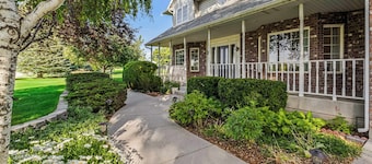 Spacious 6BR Haven - Game Room - Hot Tub Sleep 28+