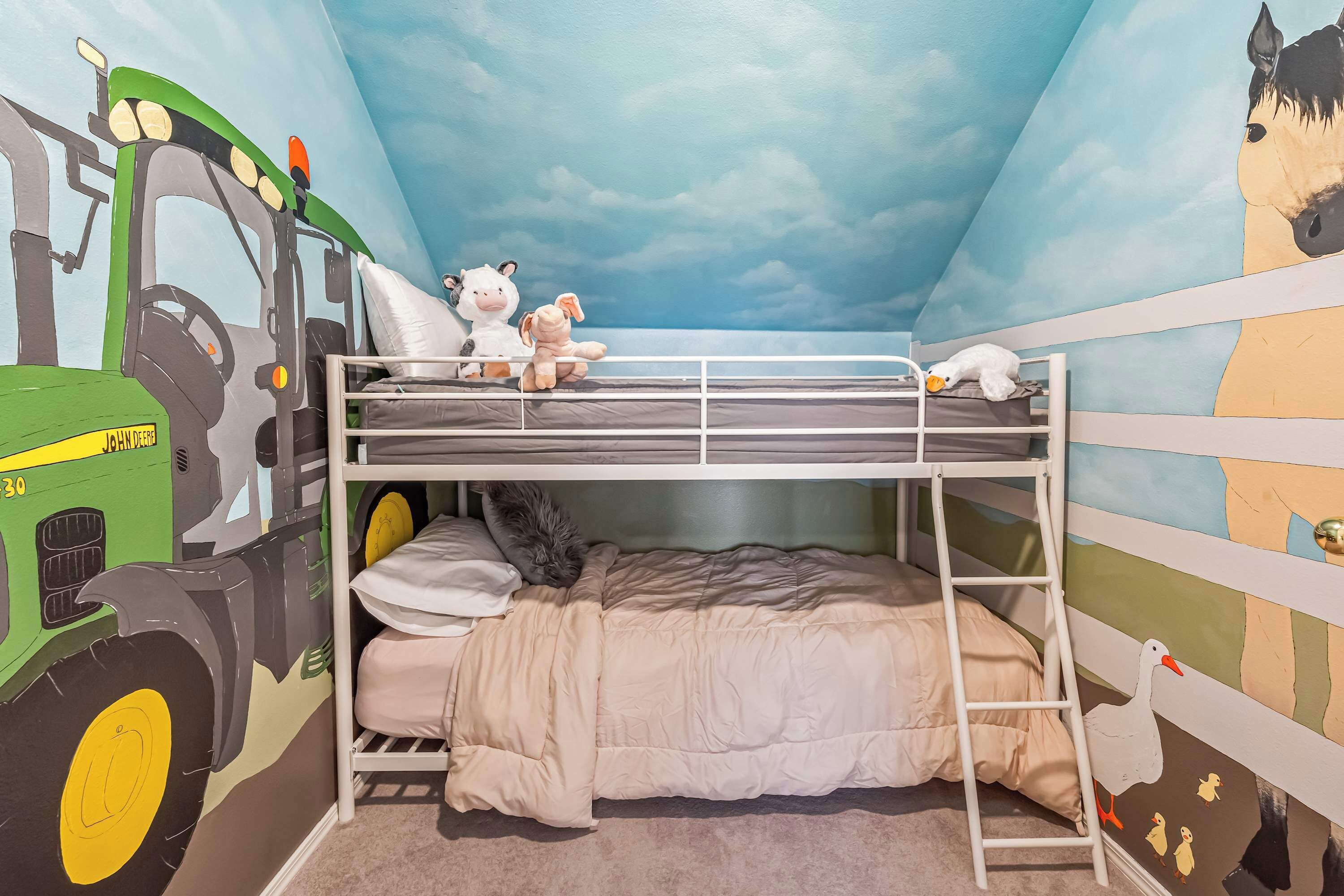 6 bedrooms, desk, iron/ironing board, travel crib