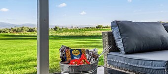 Spacious 6BR Haven - Game Room - Hot Tub Sleep 28+