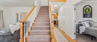 Spacious 6BR Haven - Game Room - Hot Tub Sleep 28+