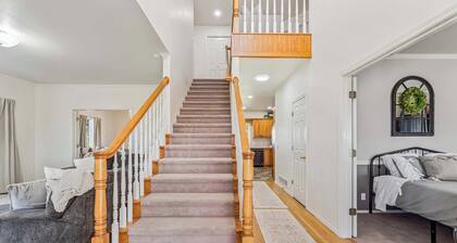 Spacious 6BR Haven - Game Room - Hot Tub Sleep 28+