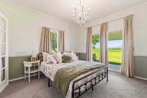 6 makuuhuonetta, työpöytä, silitysrauta/-lauta, vauvan matkasänky