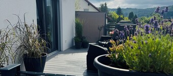 Beautiful, sun-drenched vacation apartment on the Dünsberg - surrounded by greenery