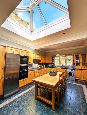 Kylskåp, mikrovågsugn, spishäll och brödrost