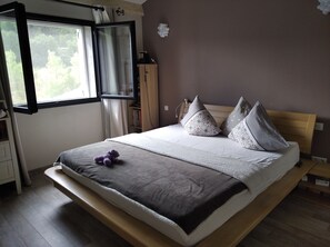 3 chambres, fer et planche à repasser, Wi-Fi, draps fournis