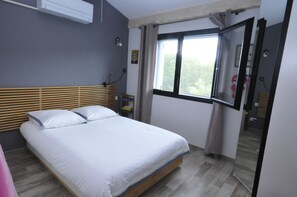 3 slaapkamers, een strijkplank/strijkijzer, wifi, beddengoed