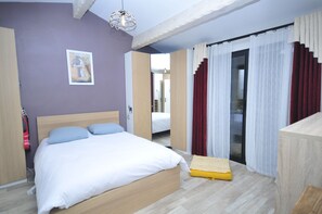 3 bedrooms, iron/ironing board, WiFi, bed sheets