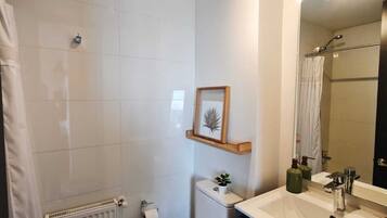 Hårføner, håndklær, såpe og toalettpapir