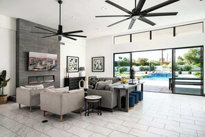 Smart TV, fireplace