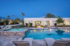 Una piscina al aire libre, una piscina climatizada