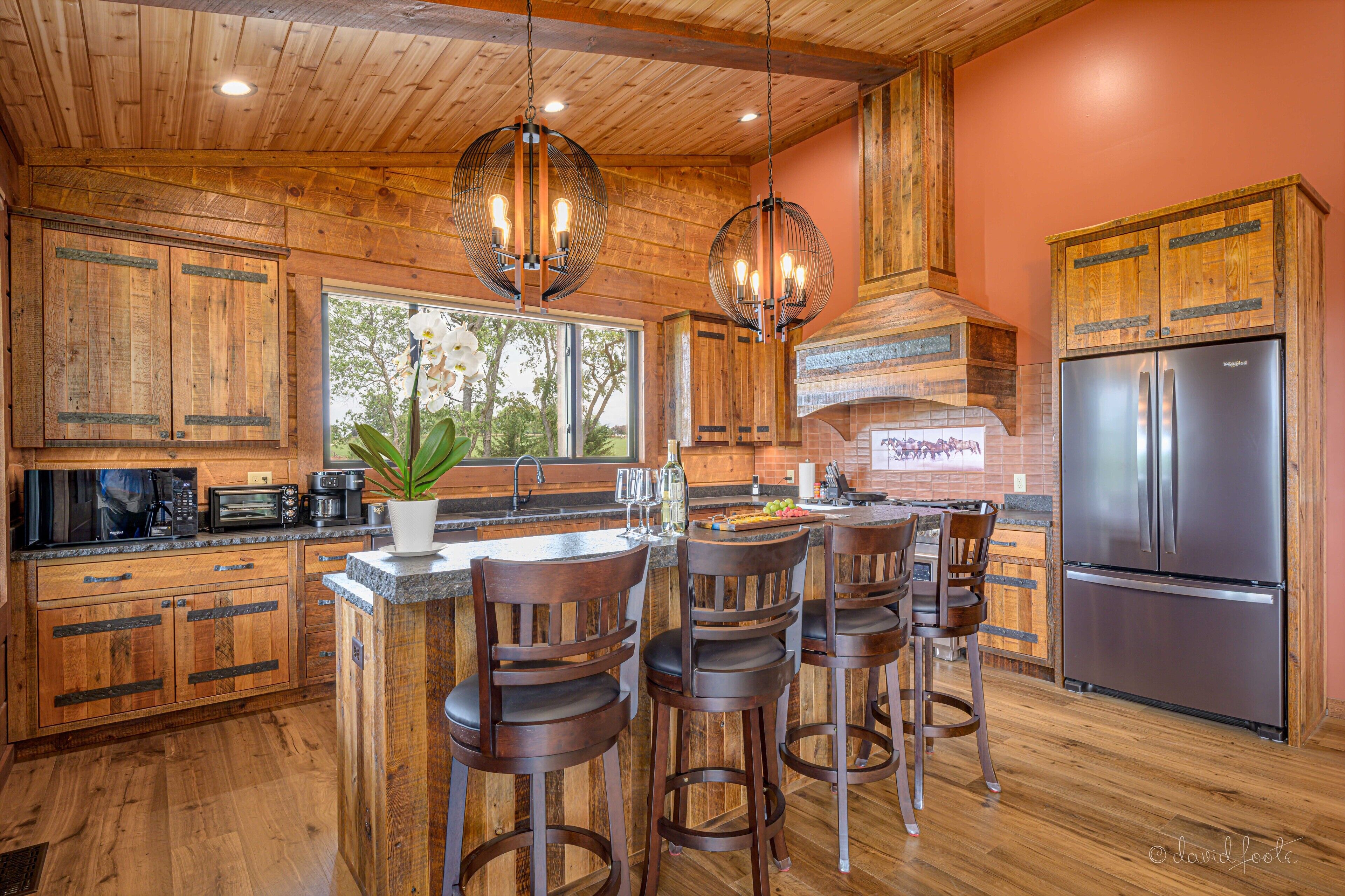 Kylskåp, mikrovågsugn, ugn och spishäll