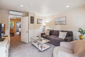 TV, offices - Dean Street's Lower Deck House! (Annapolis)