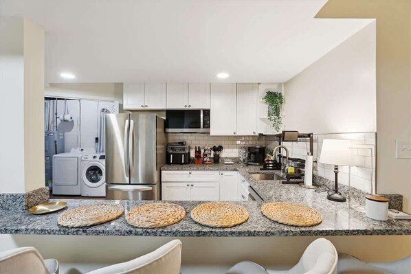 Een koelkast, een microgolfoven, een oven, een kookplaat