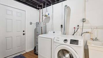 Douche, sĂšche-cheveux, serviettes fournies