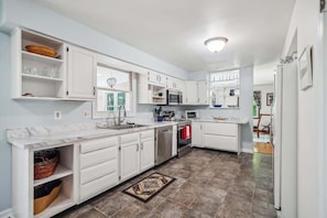 Mikrowelle, Ofen, Herdplatte, Geschirrspüler