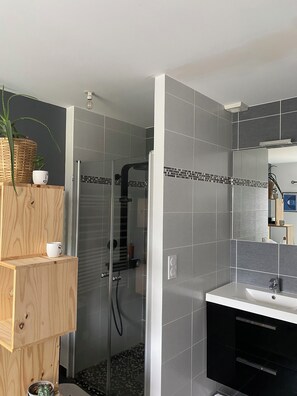 Dusj, hårføner, håndklær og toalettpapir