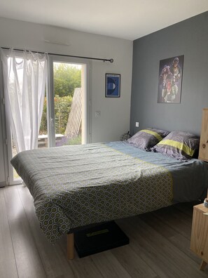 2 bedrooms, iron/ironing board, WiFi, bed sheets