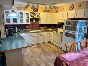 Microwave, oven, stovetop, dishwasher - Cozy Cabin in McCall (McCall)