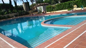 A swimming pool with tiled edges and a tiled deck area. - Bilo in residence+beach from 01/06/25 to 30/09/25 (Capanne-Prato-Cinquale)