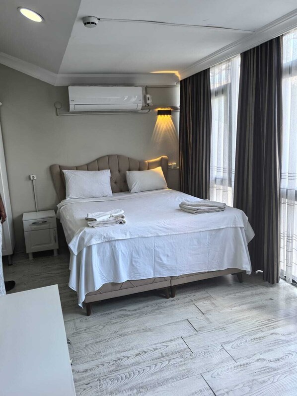 Standaard studio | Een bureau, een laptopwerkplek, geluiddichte muren