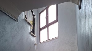 A staircase with a window at the top, leading to a landing. - Old City Pansiyon (Istanbul)