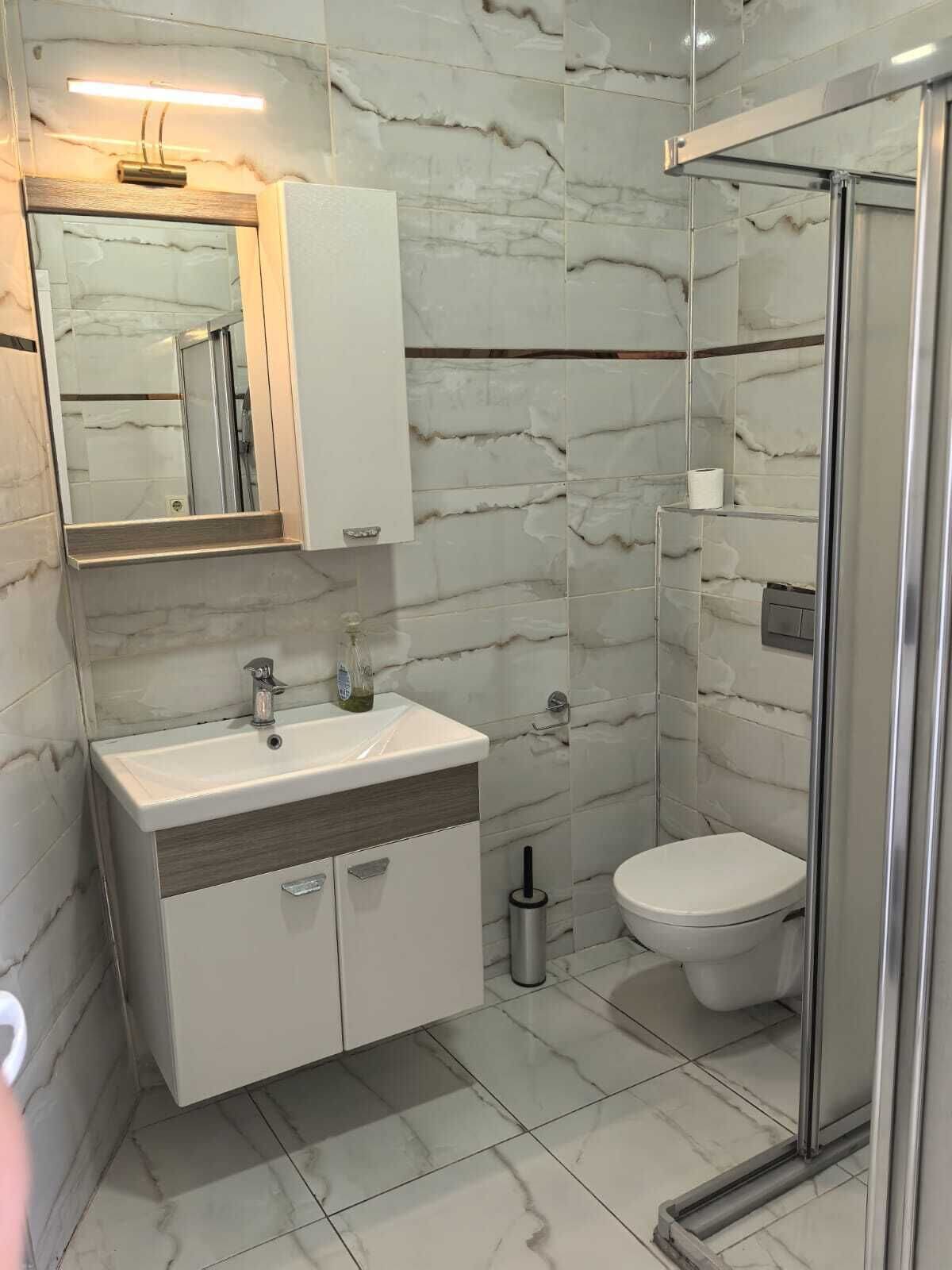Standaard studio | Badkamer | Een douche, een regendouche, een haardroger, pantoffels