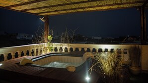 Outdoor spa tub - Dar Lina  (El Haouaria)