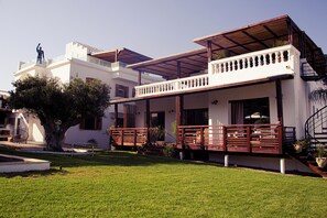 Vista frontal de la propiedad