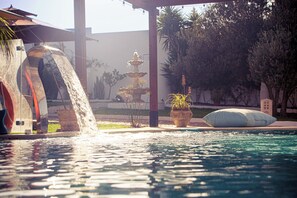 A pool with a water feature, a fountain, and a potted plant. - Dar Lina (El Haouaria)