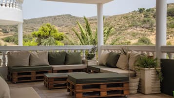 Habitación cuádruple familiar, 1 cama doble con sofá cama, vistas a la montaña | Ropa de cama de alta calidad y cunas gratuitas