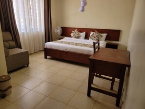 Habitación con 1 cama doble o 2 individuales | Escritorio y espacio para trabajar con un portátil