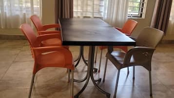 Café da manhã completo todos os dias (USD 10000 por pessoa)