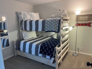 3 bedrooms, free WiFi, bed sheets - The Landing: 3BR/3BA Waterfront Condo in Charming Boyne City. (Boyne City)