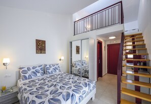 Familiekamer, balkon, uitzicht op zee | Een bureau, geluiddichte muren, gratis wifi