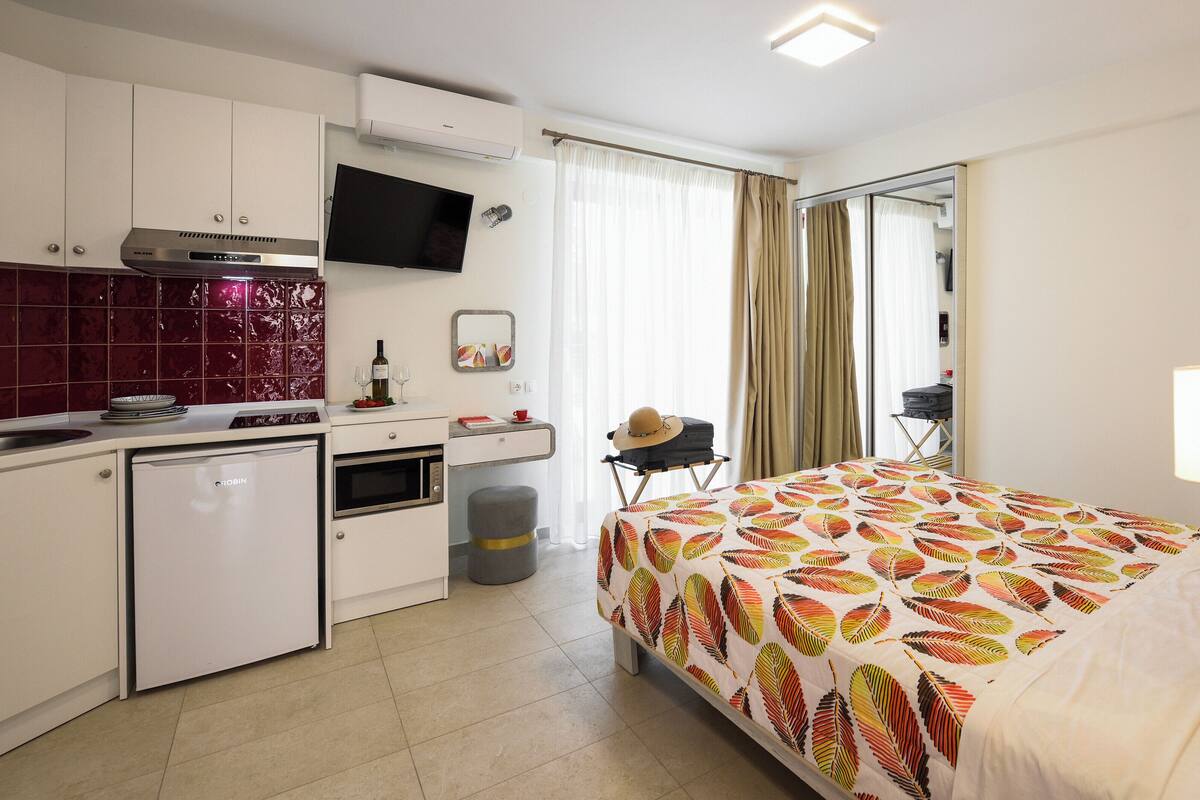 Deluxe Double Room, Balcony, Sea View | Desk, soundproofing, free WiFi