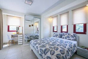 Deluxe-Doppelzimmer, Balkon, eingeschränkter Meerblick | Schreibtisch, schallisolierte Zimmer, kostenloses WLAN