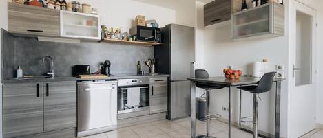 冷蔵庫、電子レンジ、オーブン、コンロ