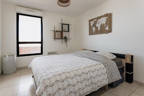 3 Schlafzimmer, Schreibtisch, Bügeleisen/Bügelbrett, Reisekinderbett