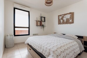 3 bedrooms, desk, iron/ironing board, free WiFi