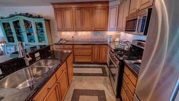 Frigorífic, microones, forn i placa de cuina