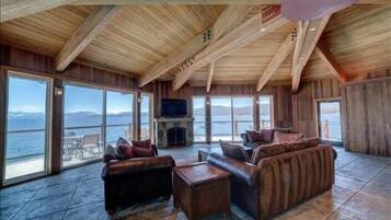 Televisor i llar de foc