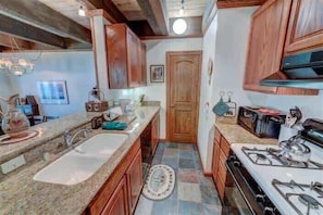 ثلاجة، ميكروويف، فرن، موقد طهي مسطح