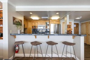 Jääkaappi, kahvin-/teenkeitin, keittoastiat/astiat/ruokailuvälineet